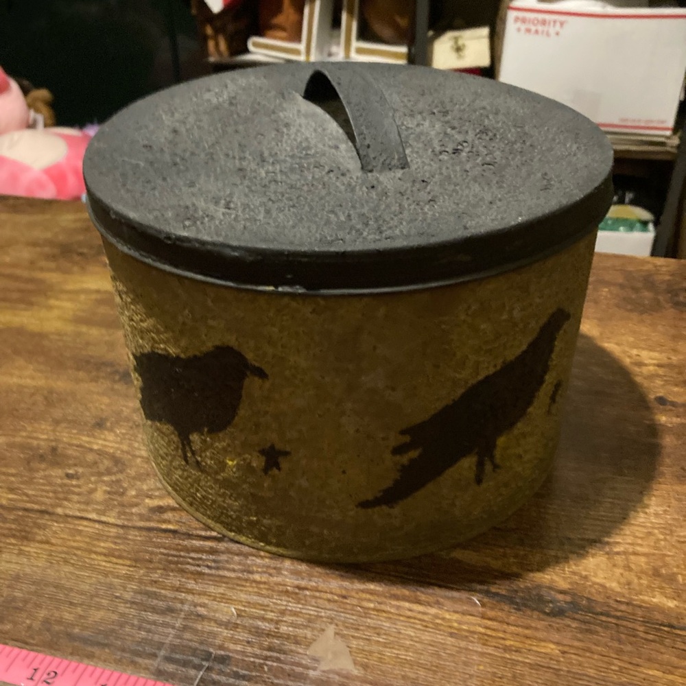 Vintage decorative metal round nesting tins - Picture 8 of 10